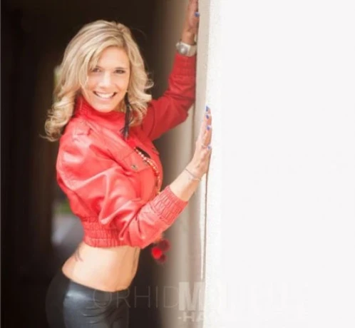 SARAH BIZARRRR — 1 / 3