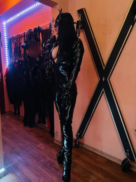 Lady Emmi — 2 / 5