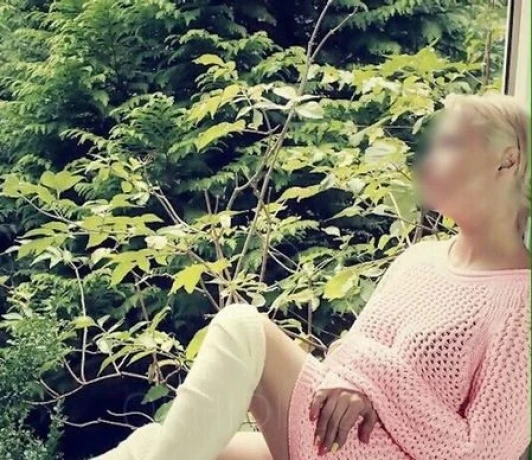 Studentin Cassandra - natur behaart - von zart bis dominant — 2 / 8