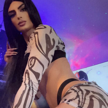 Trans Melanie — 4 / 5