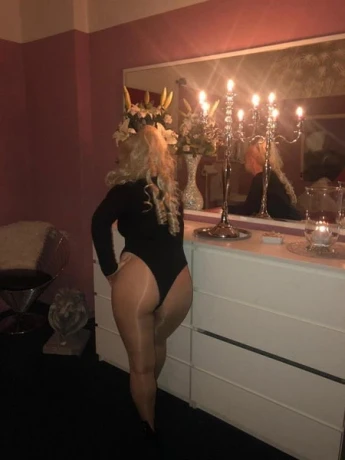 Marina Bei Mona Roses — 2 / 3