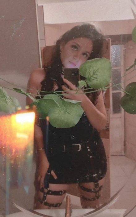 Valeria — 2 / 5