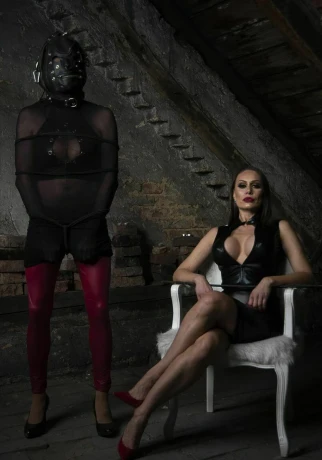 Madame M — 10 / 18