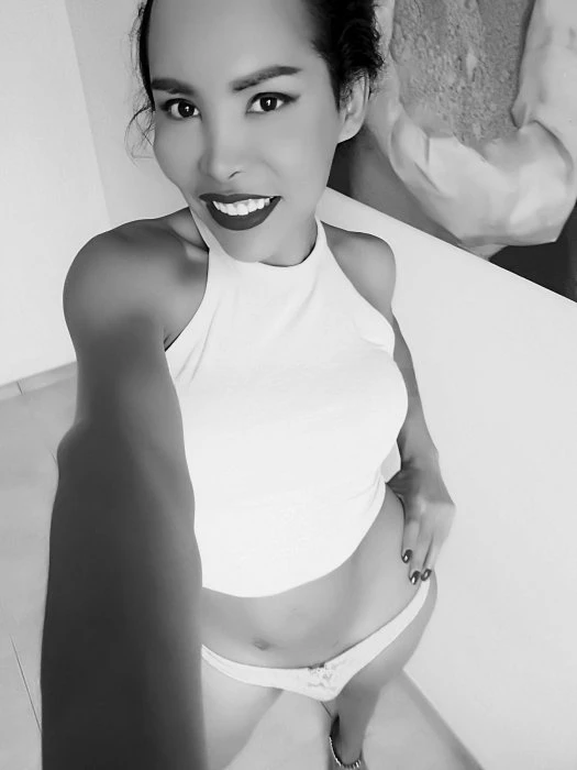 Beautiful Shemale — 5 / 9