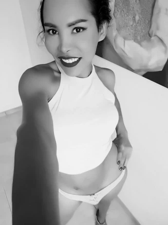 Beautiful Shemale — 5 / 9