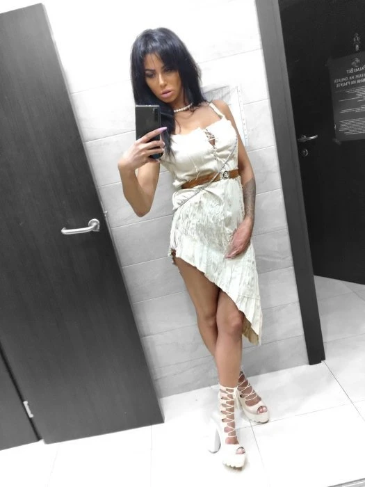 Amaya Amires — 10 / 12
