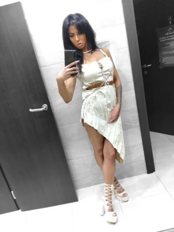 Amaya Amires — 10 / 12