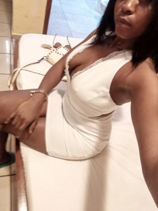 Katline240, Escort, Douala