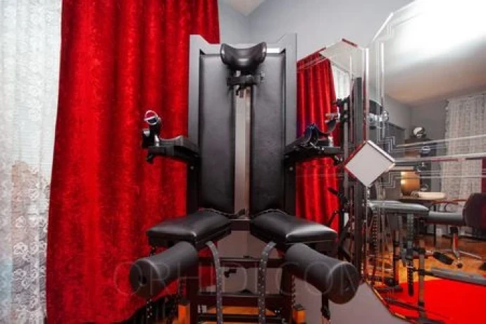 HERZLICH WILLKOMMEN IN DER VILLA TBZ! Bizarrstudio — 8 / 14