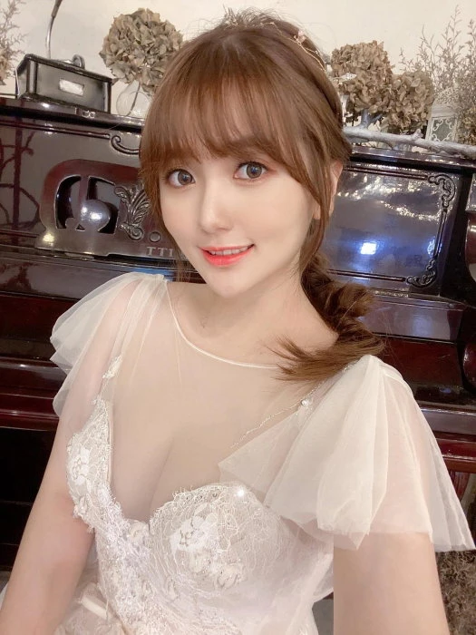 Ella — 2 / 3