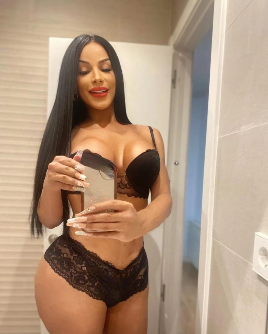 Alexandra Hernandez — 8 / 12