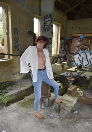 Vlaamse Bi Milf En Airco Staat Aan — 1 / 30