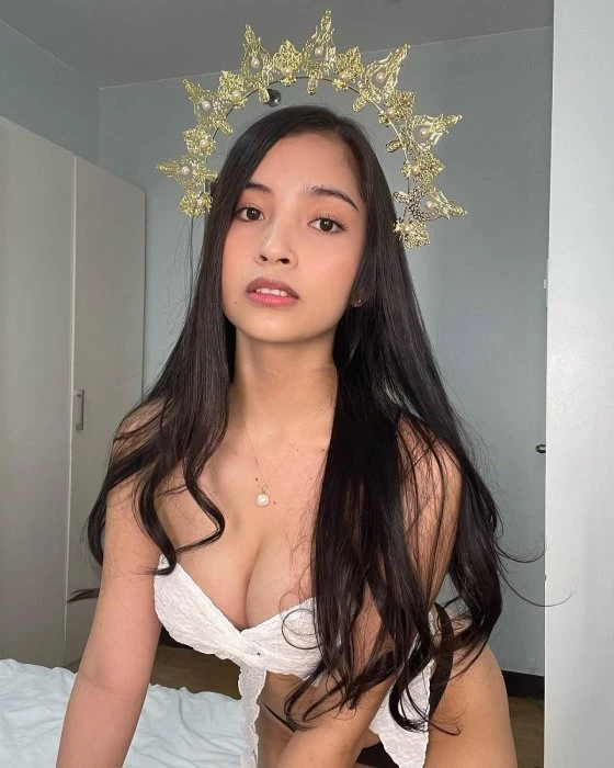 Elina — 2 / 8