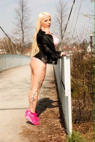 Fabienne Fox — 8 / 18
