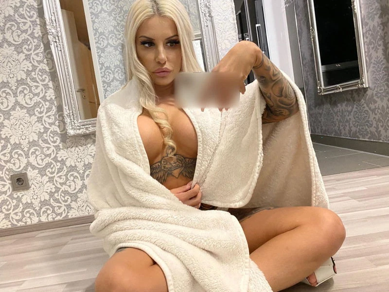 Gina Gold — 8 / 9