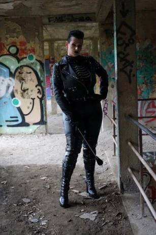 Queen Mona Fr Dr Mona — 6 / 14