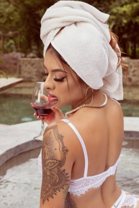 Daniella — 6 / 13