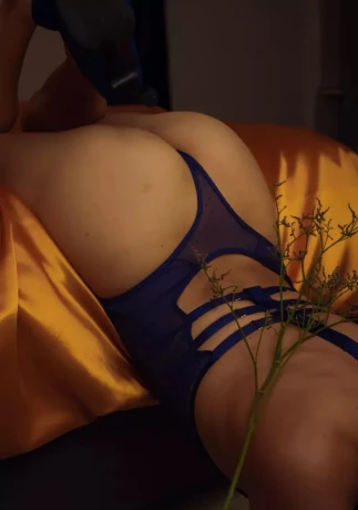 Zoe Goldmund — 5 / 6