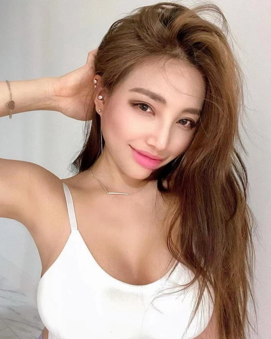 Nicole — 2 / 4