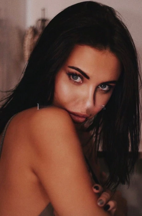 Angelina — 2 / 5
