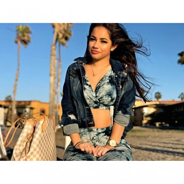 Sandra — 2 / 4