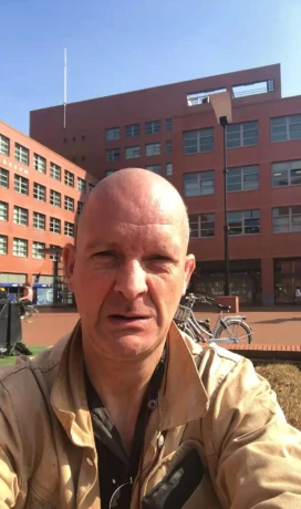 Gigilo Slaaf Eriq Biedt Zich Aan — 1 / 3
