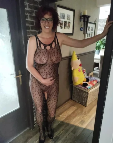 Vlaamse Bi Milf En Airco Staat Aan — 8 / 30