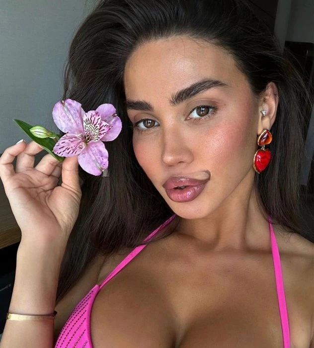 Amina — 3 / 4