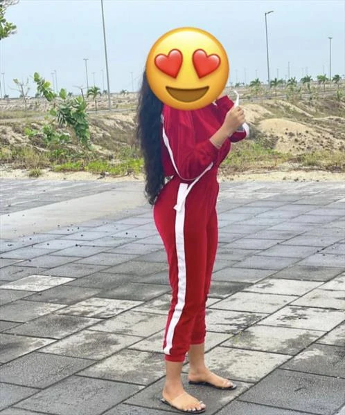 Afrakomaa, Escort, Tema
