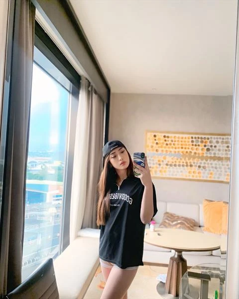 Aecee, Escort, Manila