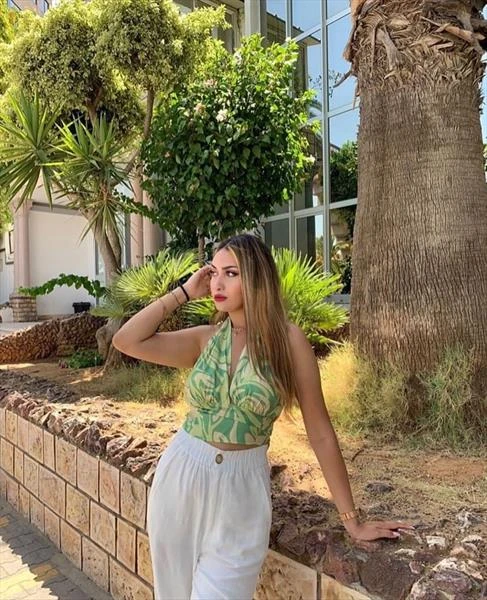 Juicycookie, Escort, Accra