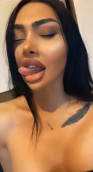 Stassie, Escort, Tirana