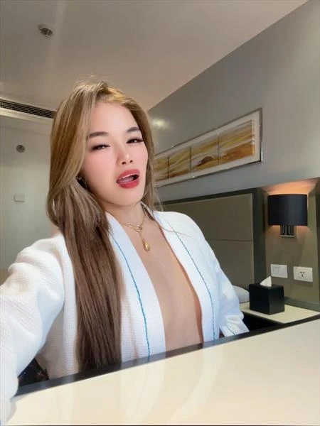 amariclaire, Escort, Manila