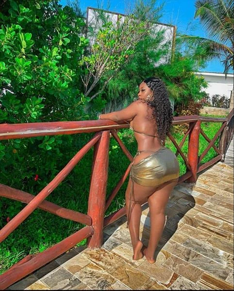 Ebony, Escort, Dakar