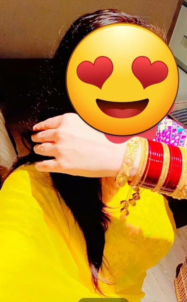 Pooja Married Housewife – Indian escort in Gurgaon — 2 / 11