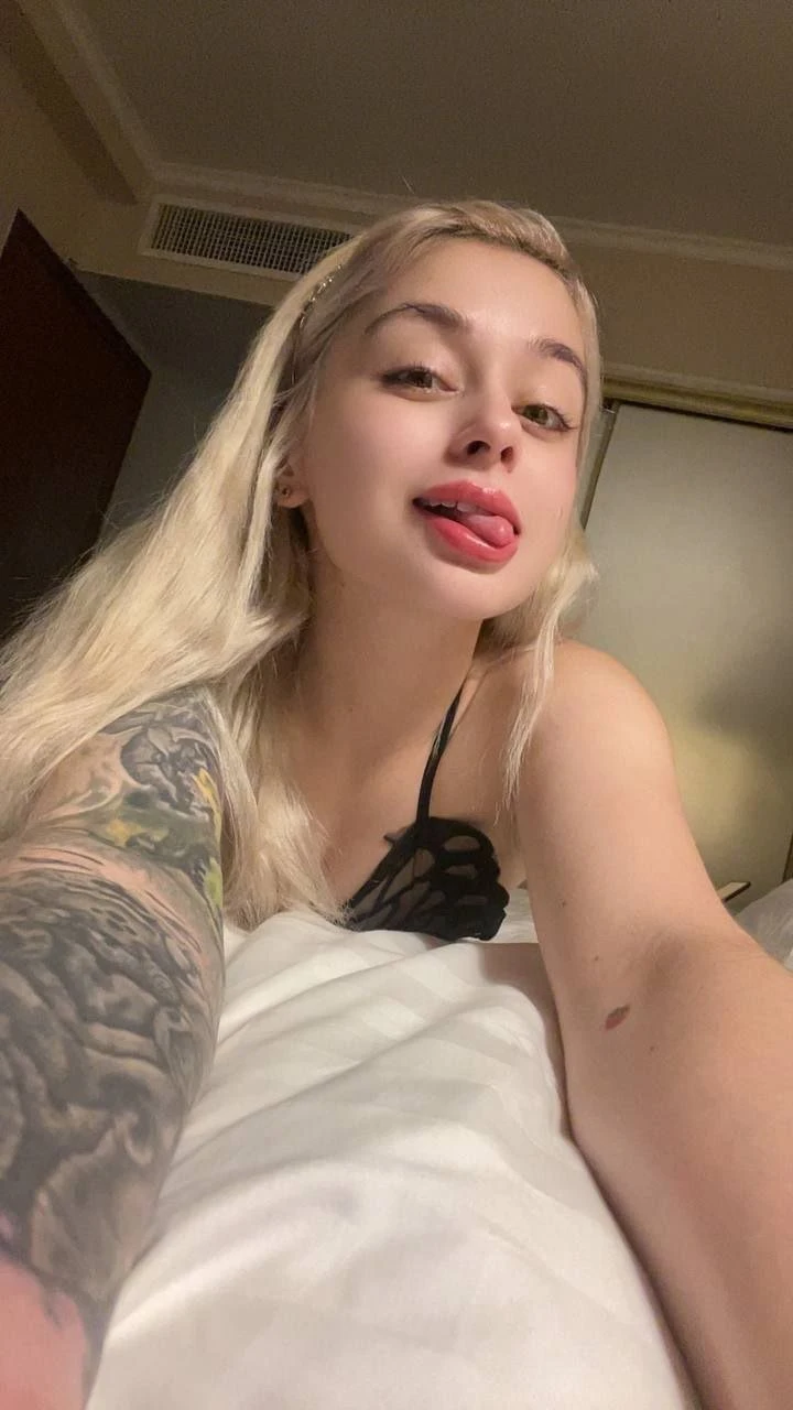 R406 – Russian escort in Hong Kong — 10 / 11