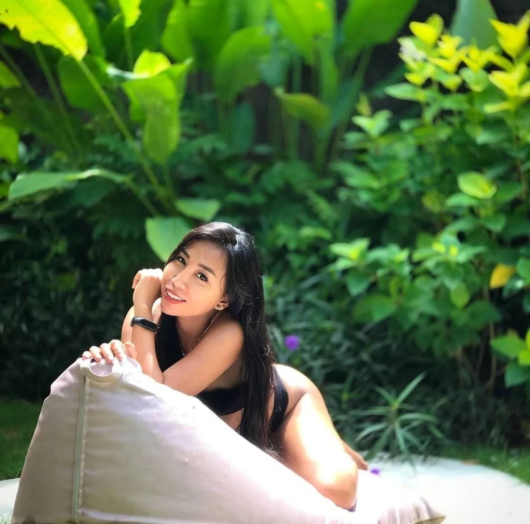 Erlina, Indonesian Camshow – Indonesian escort in Bangalore — 2 / 10