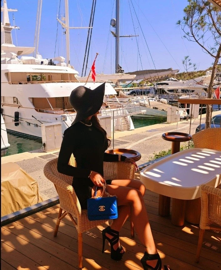 Divya Roy – Indian escort in Bangalore — 2 / 5