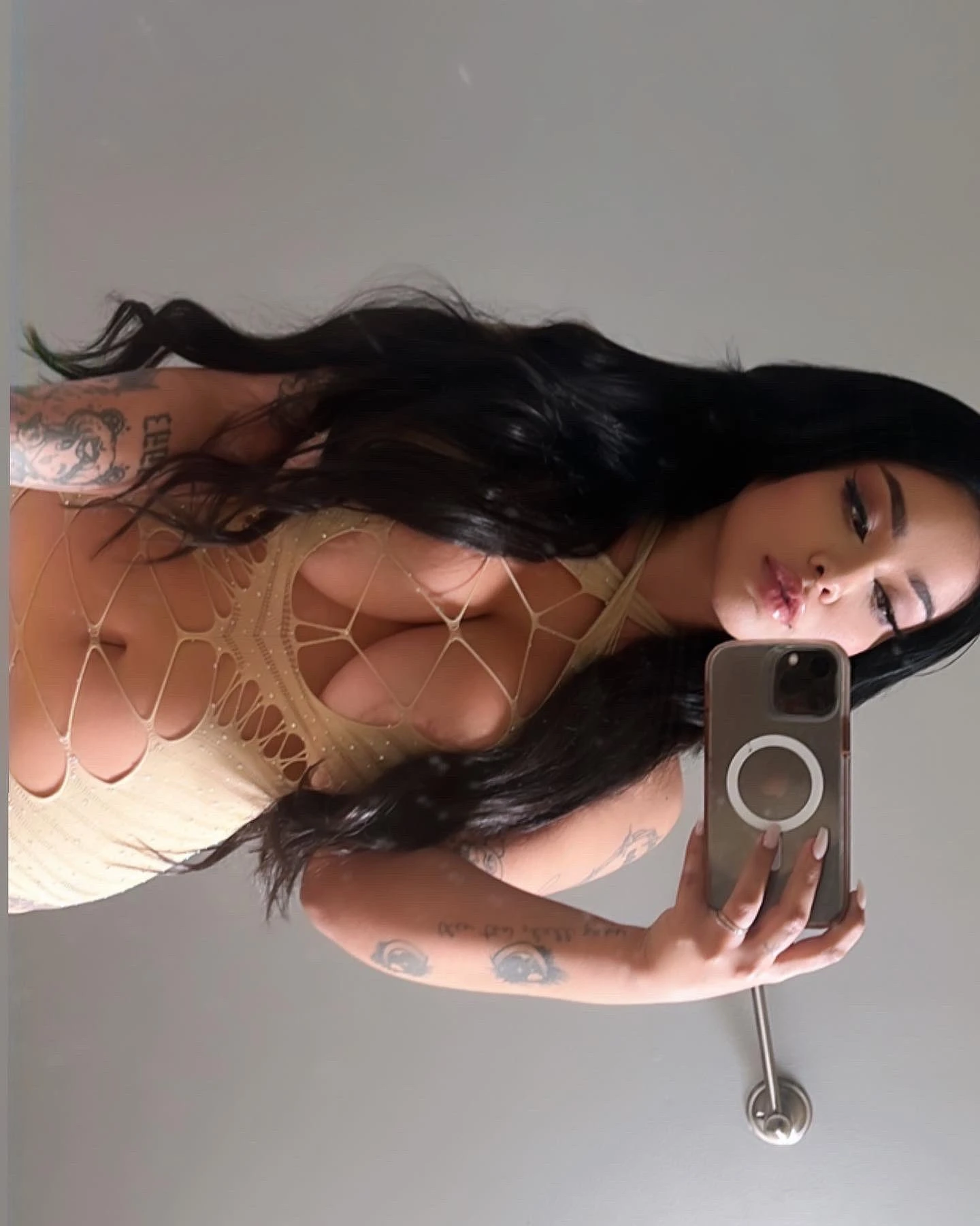 Rhonda R. Morales – American escort in Hong Kong — 5 / 7