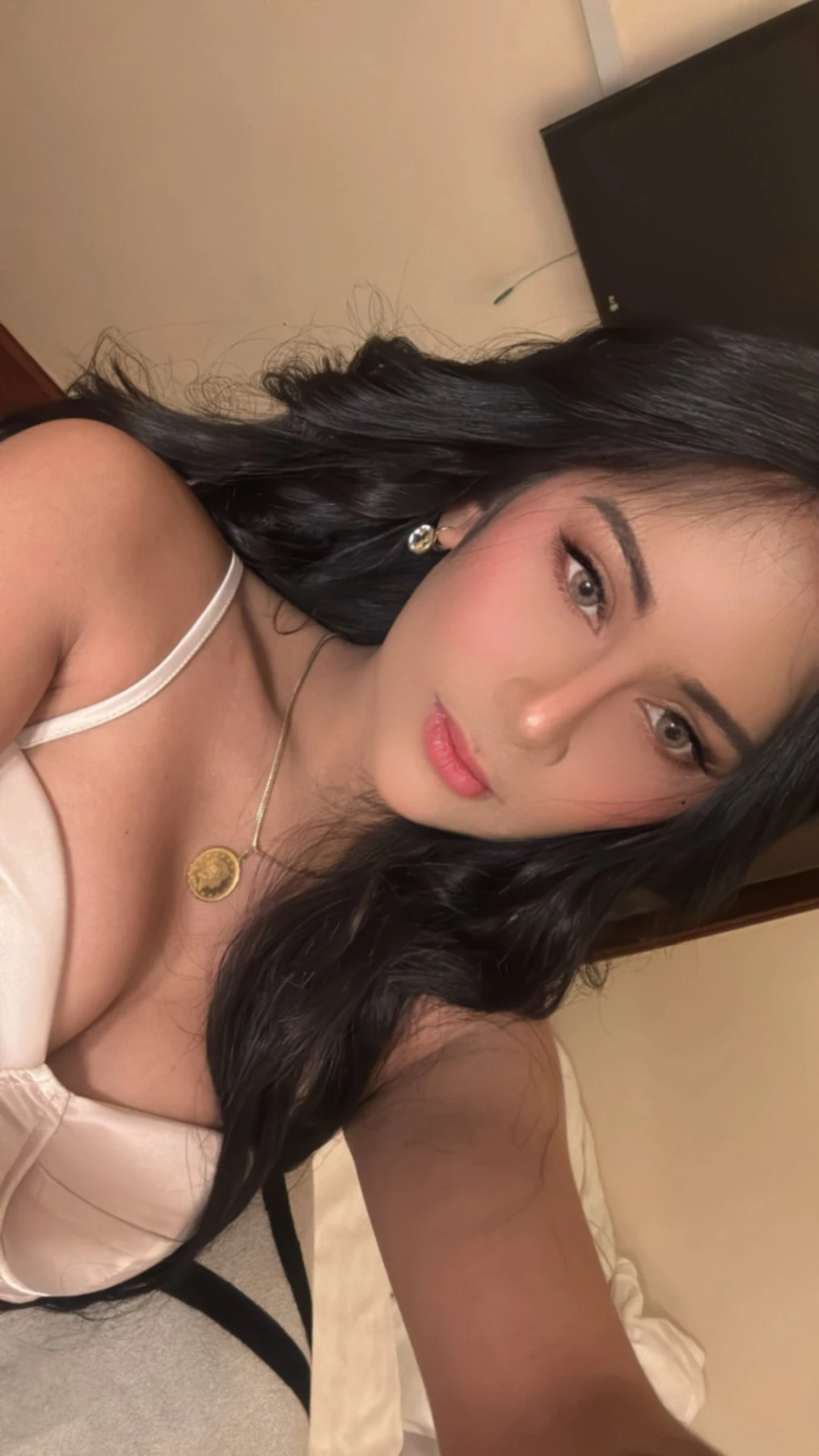 Leaving soon hit me up party girl – Filipino escort in Hong Kong — 2 / 12
