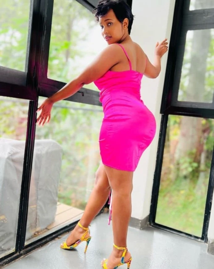 Queen – Kenyan adult performer in Chandigarh — 3 / 4