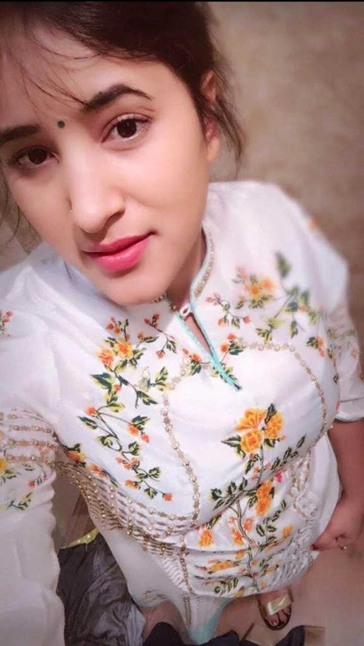 Nitu Rani Real Meet and Cam Show – Indian escort in Bangalore — 1 / 4