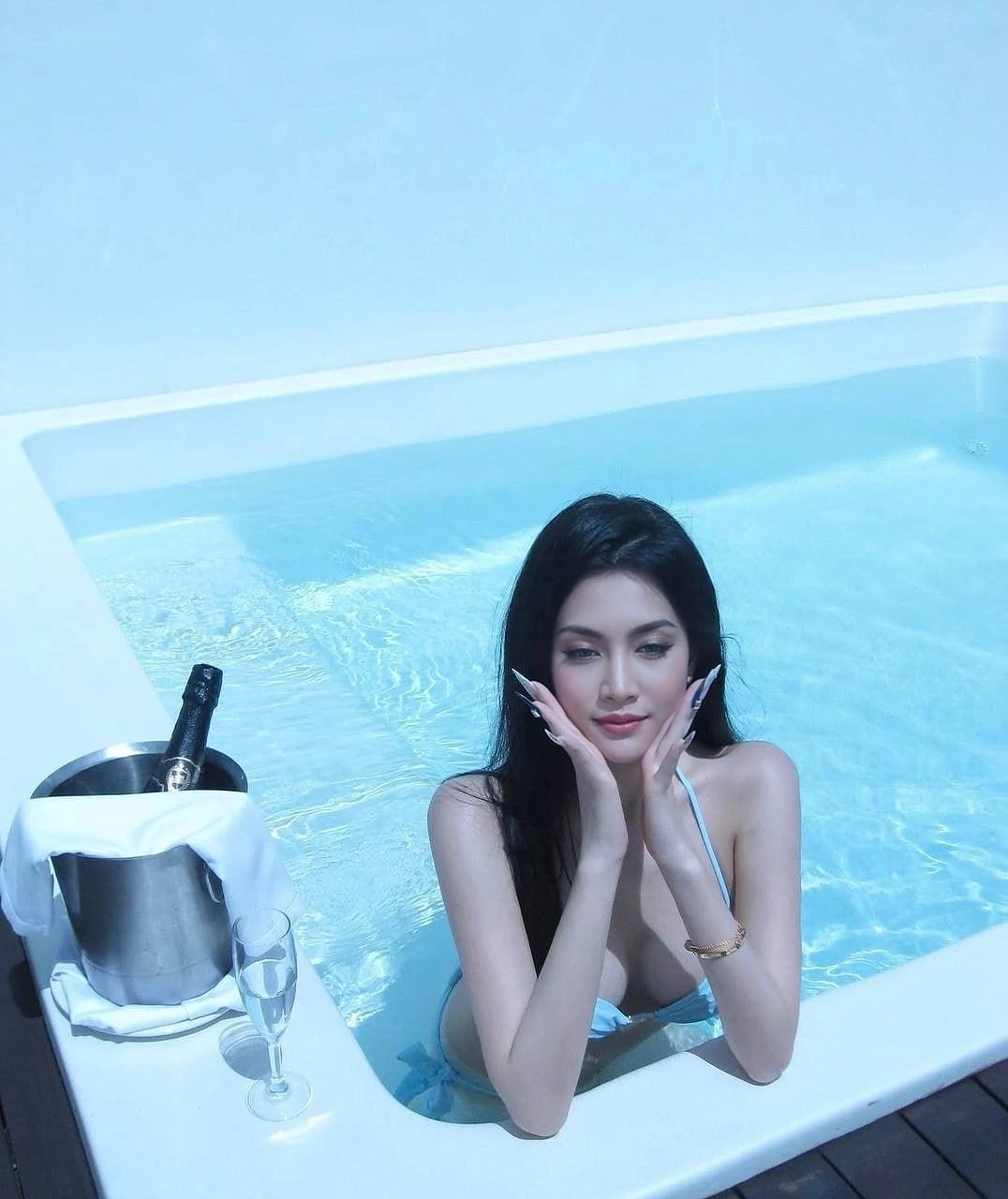 Hyunae – South Korean escort in Hong Kong — 11 / 14