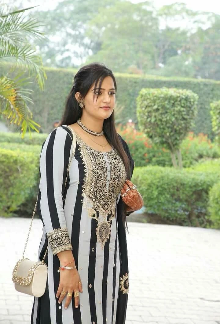 Ashima – Indian escort in Chandigarh — 2 / 5