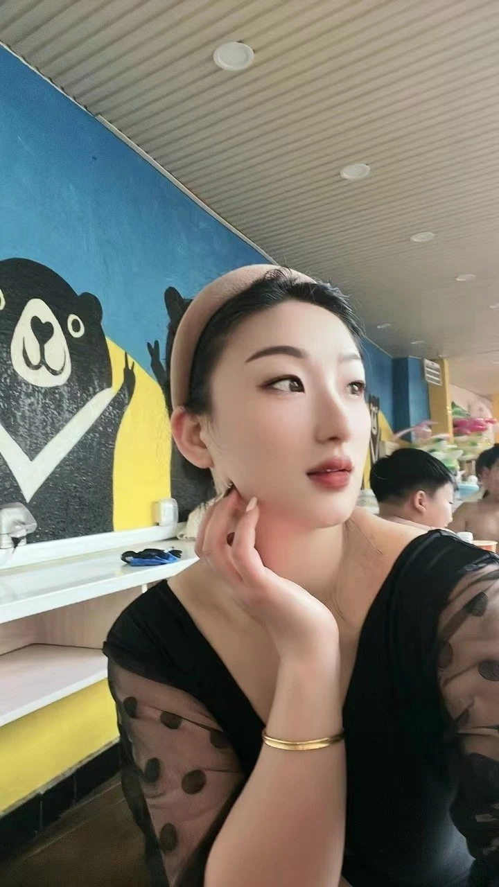Manru – Chinese escort in Tirana — 6 / 8