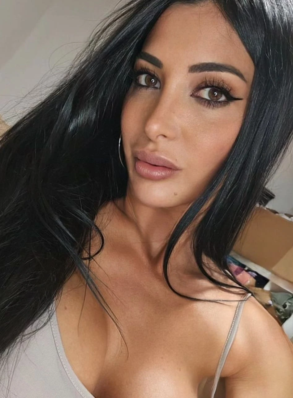 Sabrina – escort in Hong Kong — 2 / 6