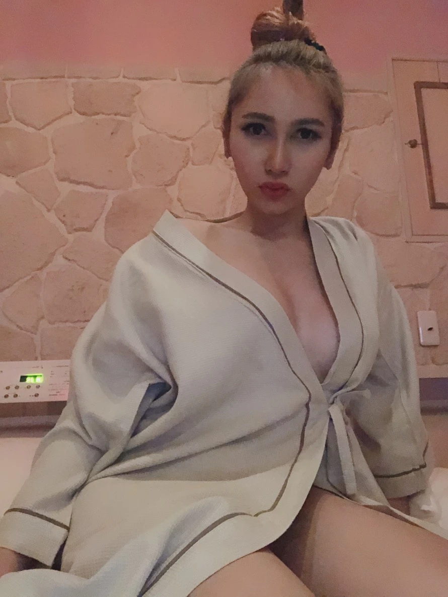 Karina – Japanese escort in Hong Kong — 4 / 5