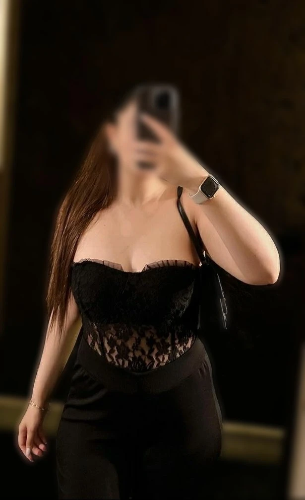 Pallavi Cam Session and Real Meet – Indian escort in Bangalore — 2 / 9