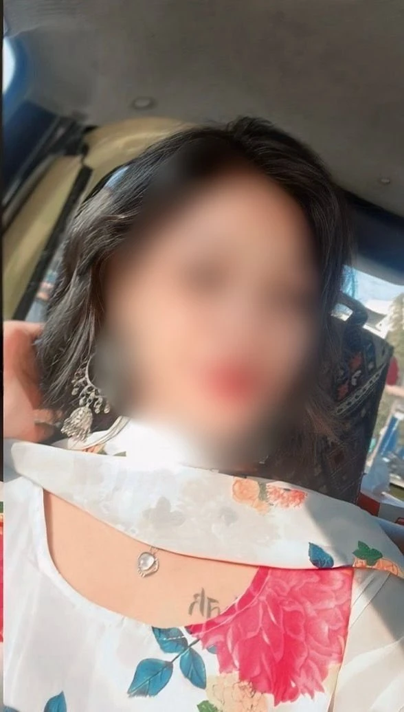 Live Cam and meet session & meeting – Indian escort in Bangalore — 4 / 5