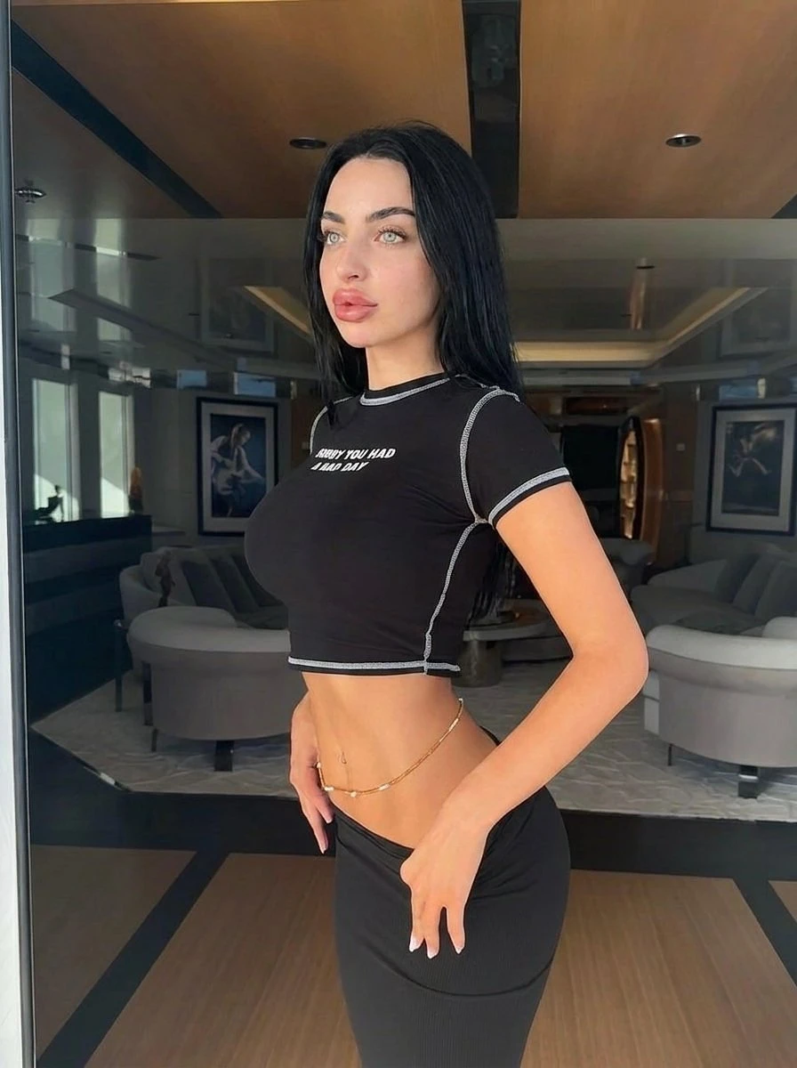 Isabella Shameless Muse – Russian escort in Hong Kong — 3 / 7